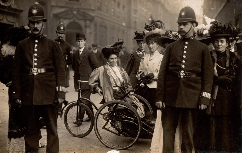 May Billinghurst, nel 1908. Qui sulla sua carrozzina a tre ruote con la quale era solita scagliarsi contro la polizia nelle proteste. Credits: New York Times and London School of Economics Library