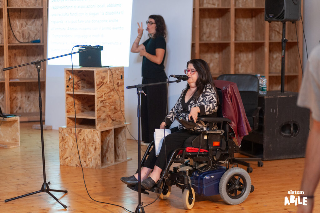 Relatore parla durante il TALK del Disability Pride