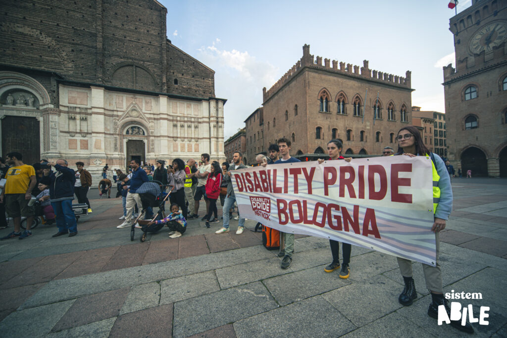 Lo striscione del disability pride al centro di Piazza Maggiore