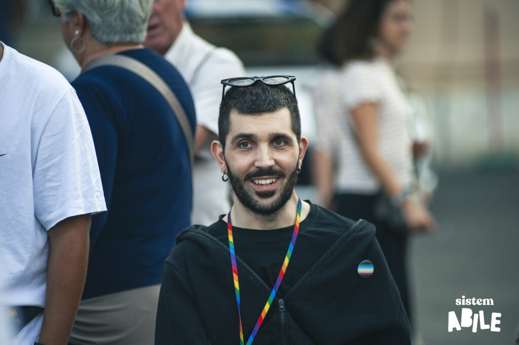 Una persona raffigurata al corteo del disability pride