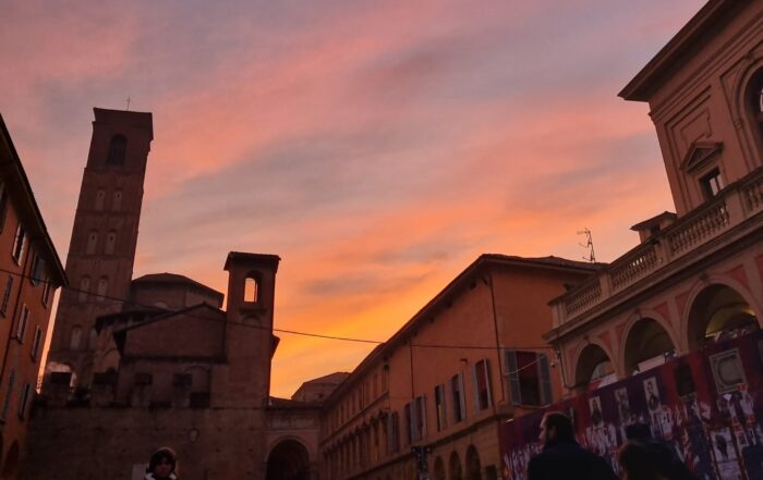 foto di un tramonto su una strada di bologna